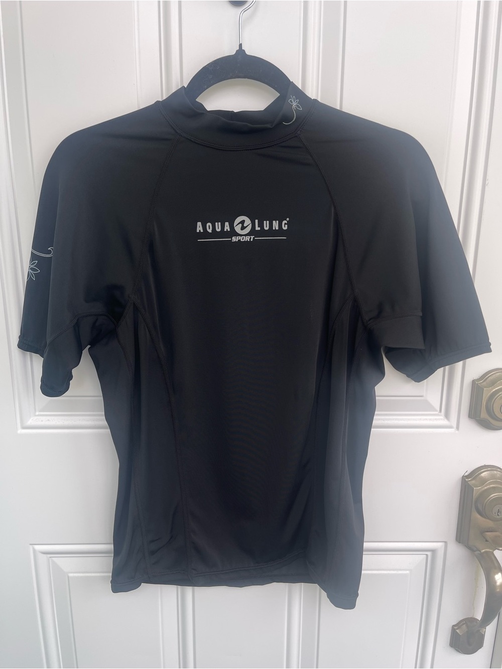 Aqua Lung Sport 50+ Short Sleeve Rash Guard Black Floral Accents Medium Swim Top